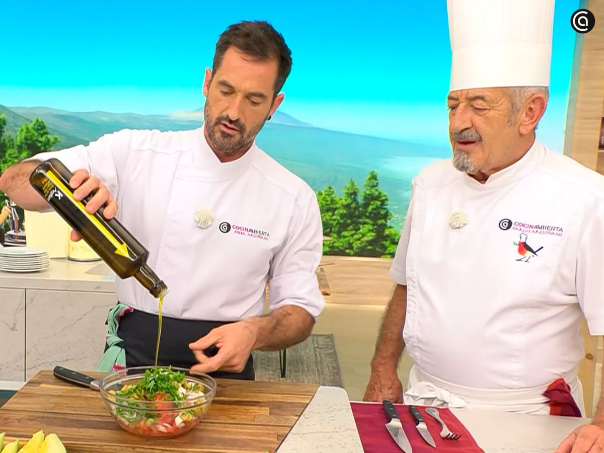 Mezcla el tomate, las aceitunas, la cebolla, la albahaca y la menta