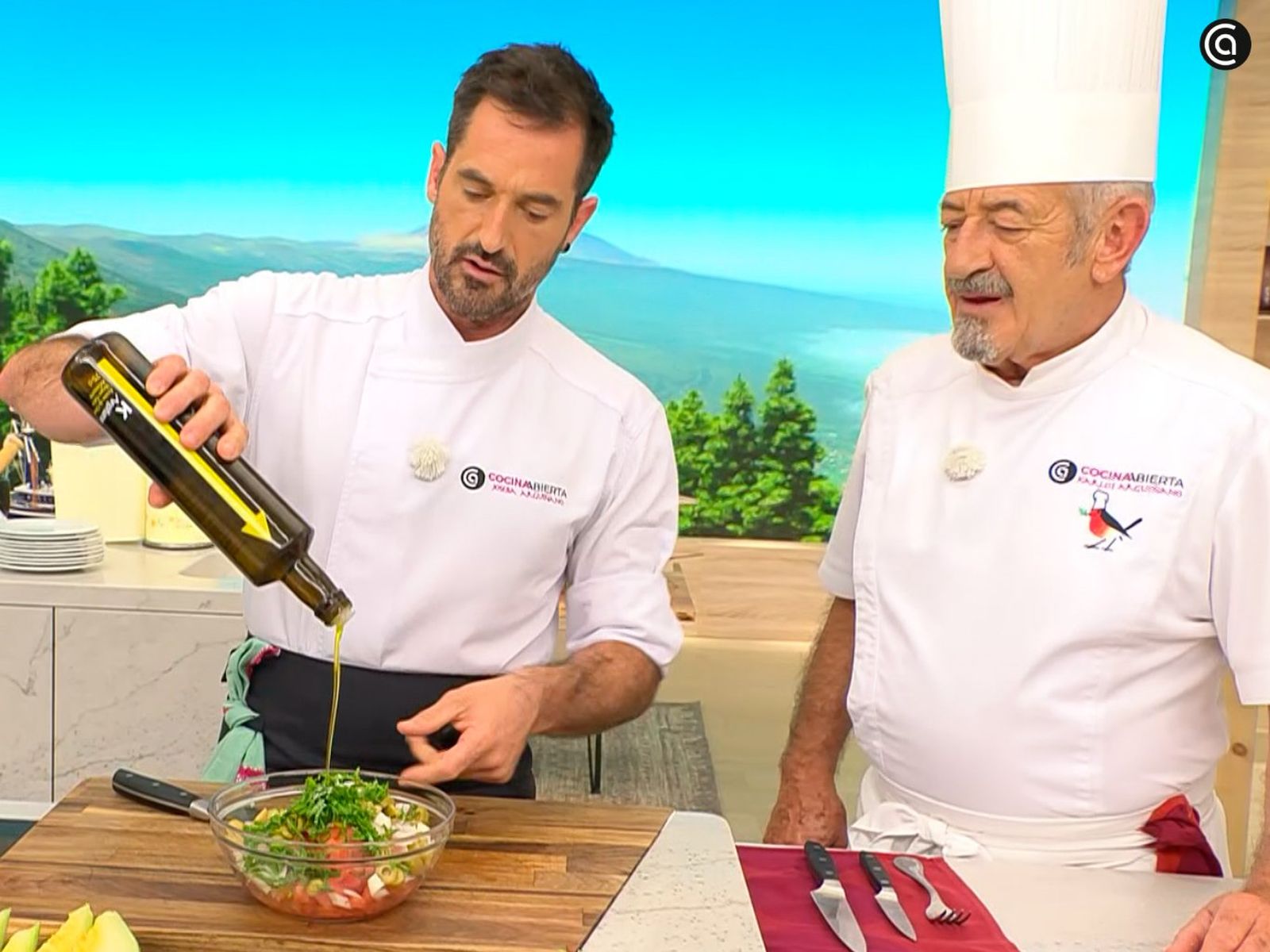 Mezcla el tomate, las aceitunas, la cebolla, la albahaca y la menta Mezcla el tomate, las aceitunas, la cebolla, la albahaca y la menta