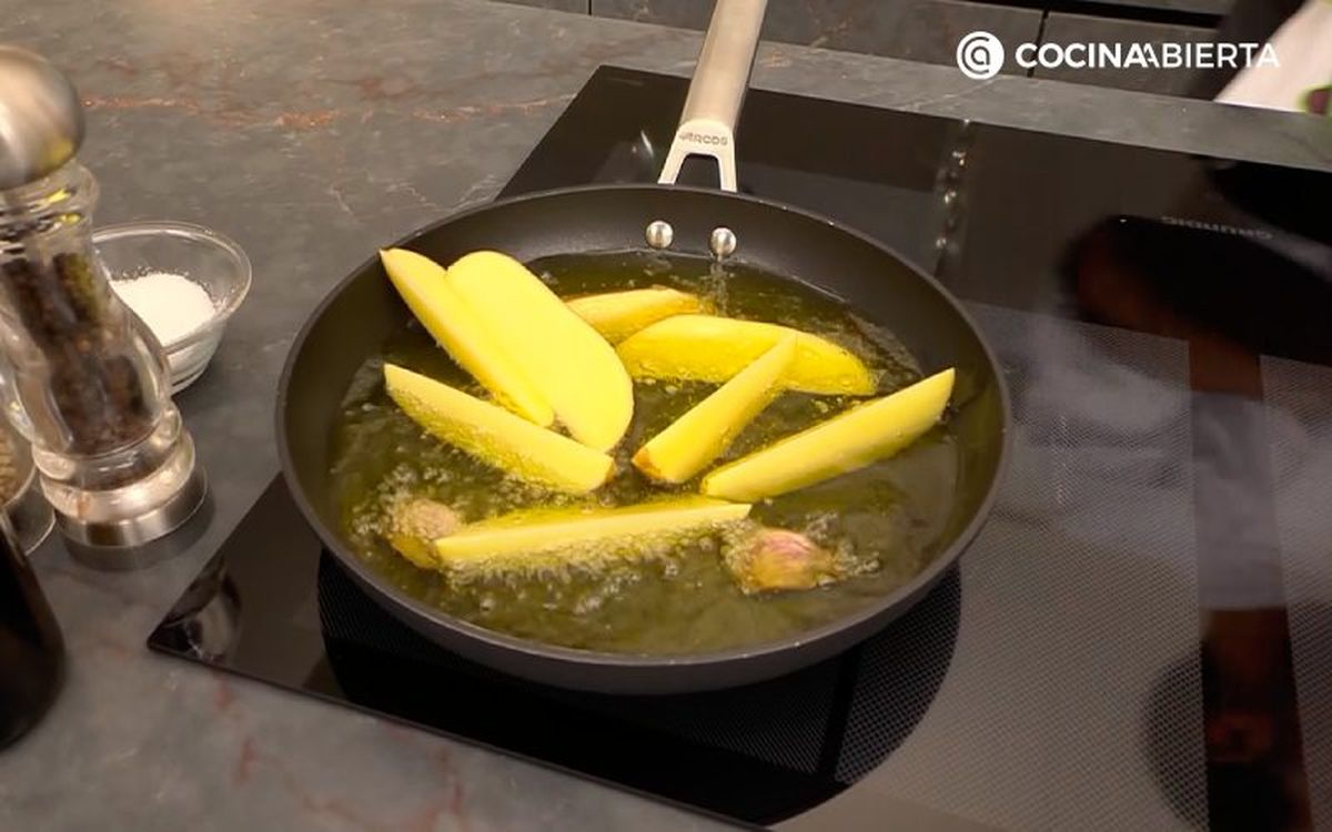 Fríe las patatas con ajo hasta dorar