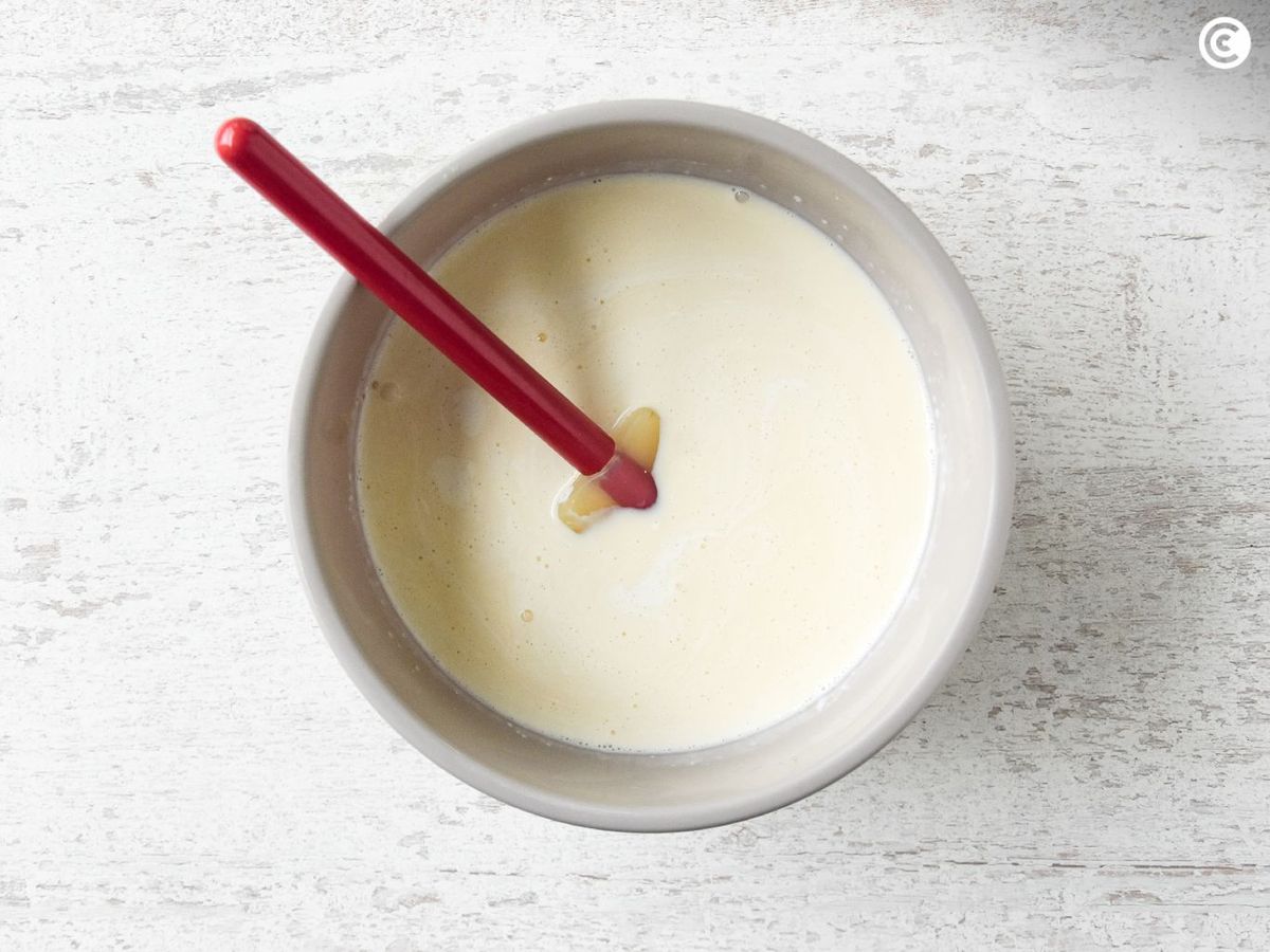 Añadir nata montada para un helado de leche cremoso