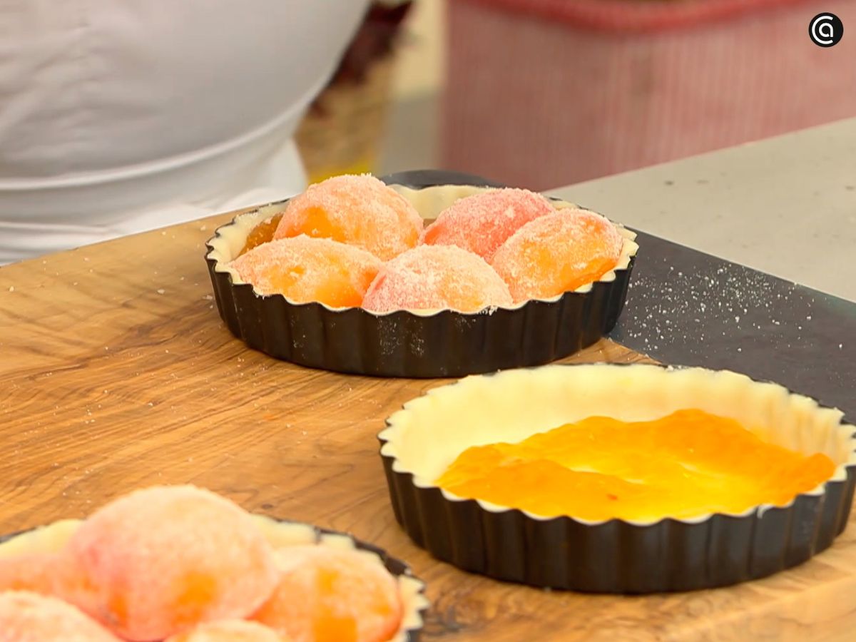 Añade los albaricoques a los moldes y lleva al horno
