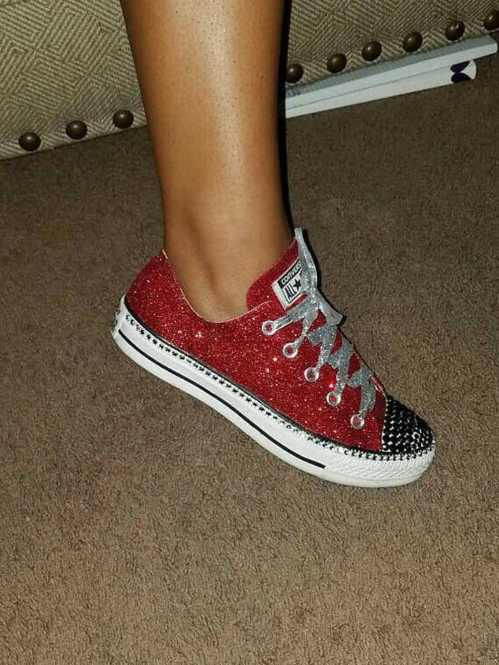 Zapatillas Converse decoradas con brillantina roja. Zapatillas Converse decoradas con brillantina roja.