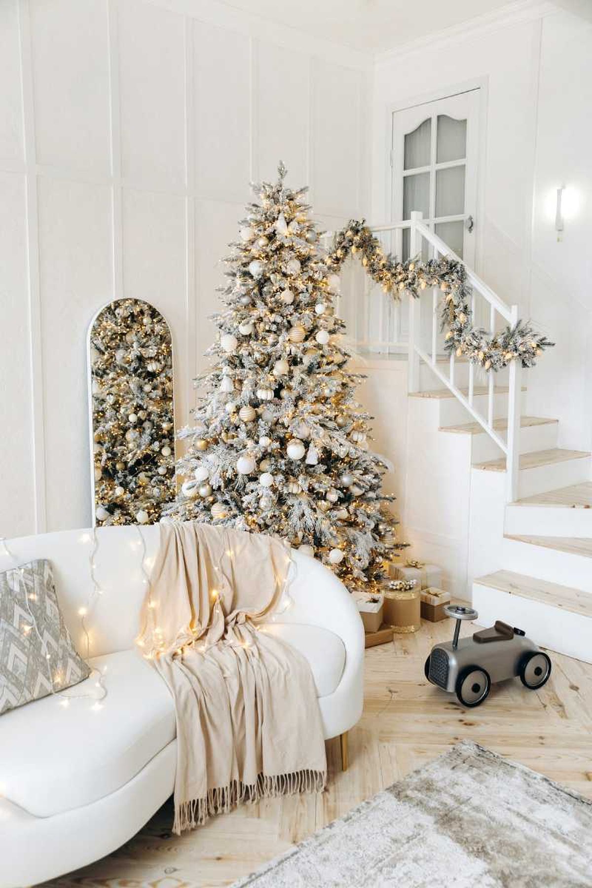 Escalera interior decorada guirnalda natural y luces.