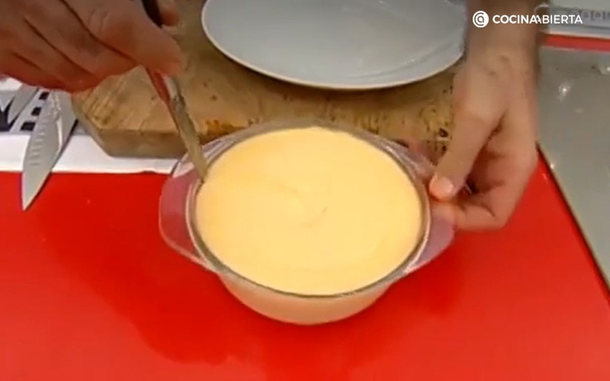Desmolda el flan con la ayuda de un cuchillo y dale la vuelta sobre un plato