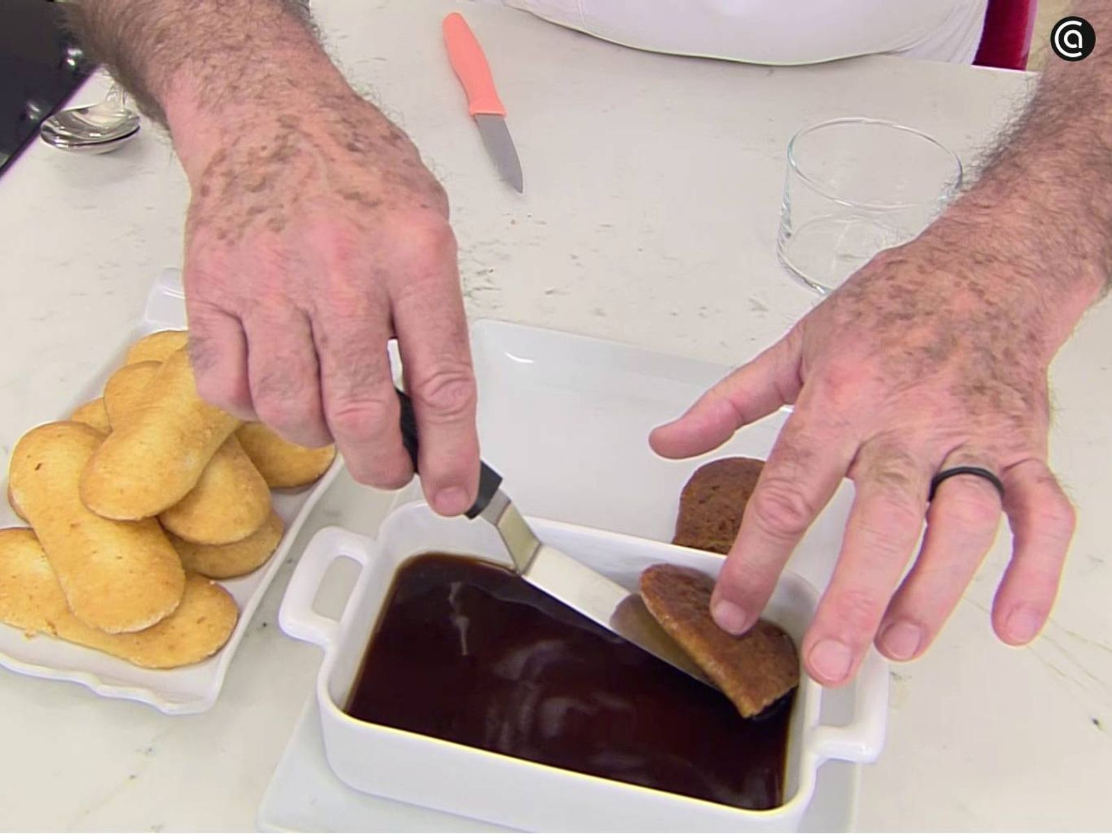 Unta los bizcochos de soletilla en la mezcla de licor y café