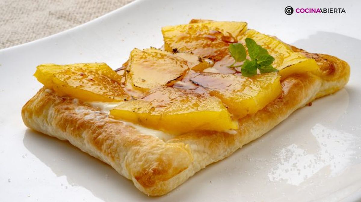 Tarta hojaldrada de piña