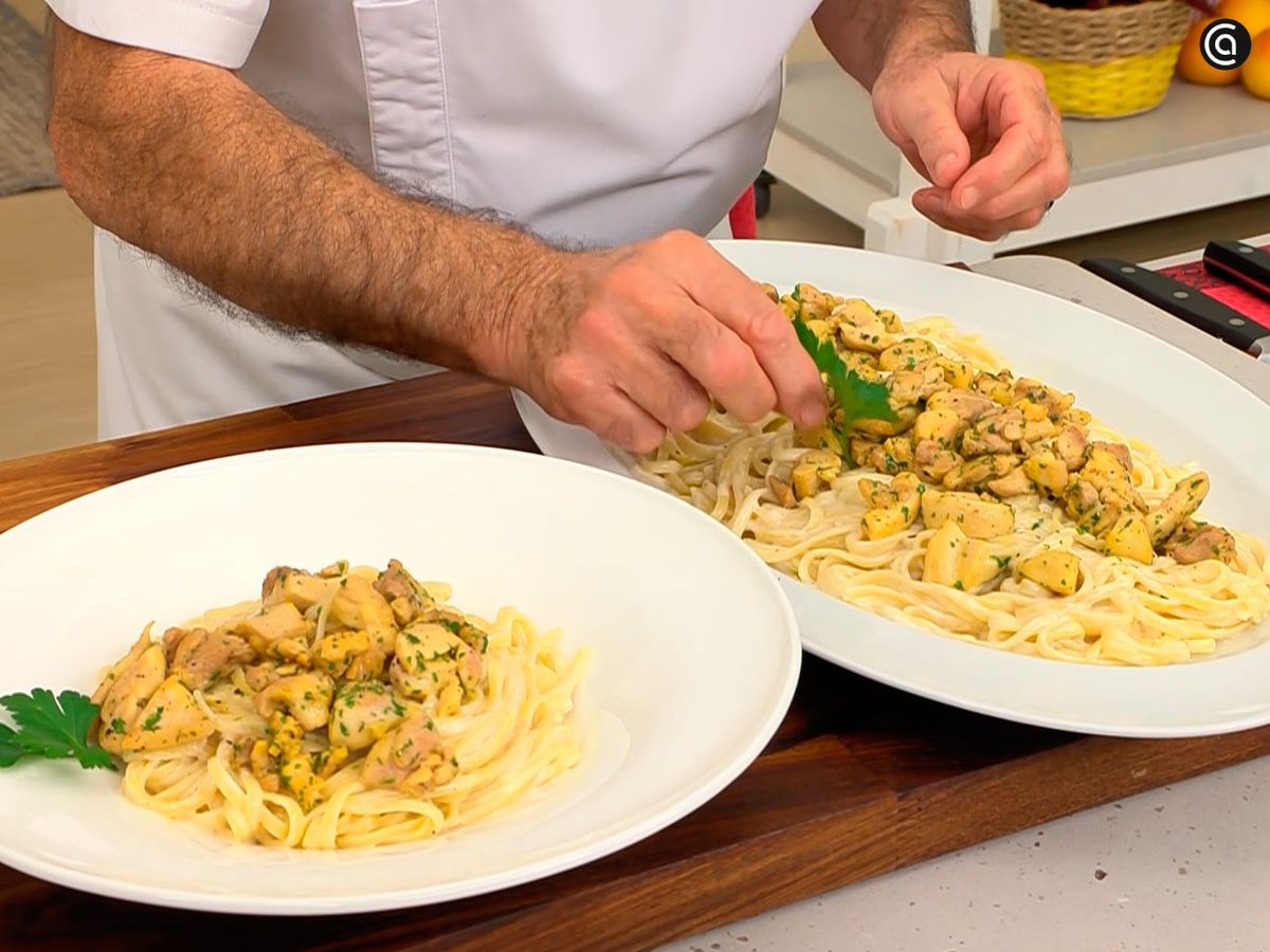 Sirve los tallarines con la salsa Alfredo y los trozos de pollo salteado