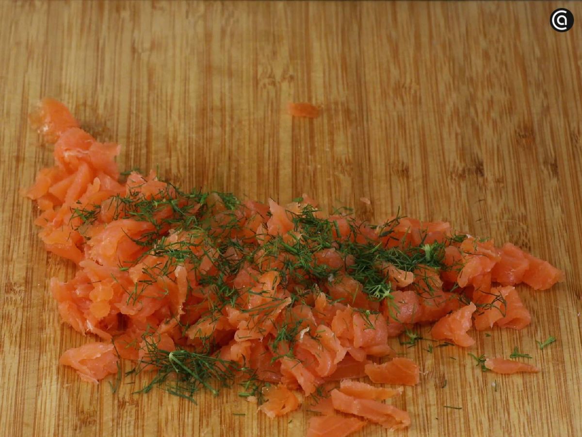 Corta el salmón en cubos y mézclalo con el eneldo en c