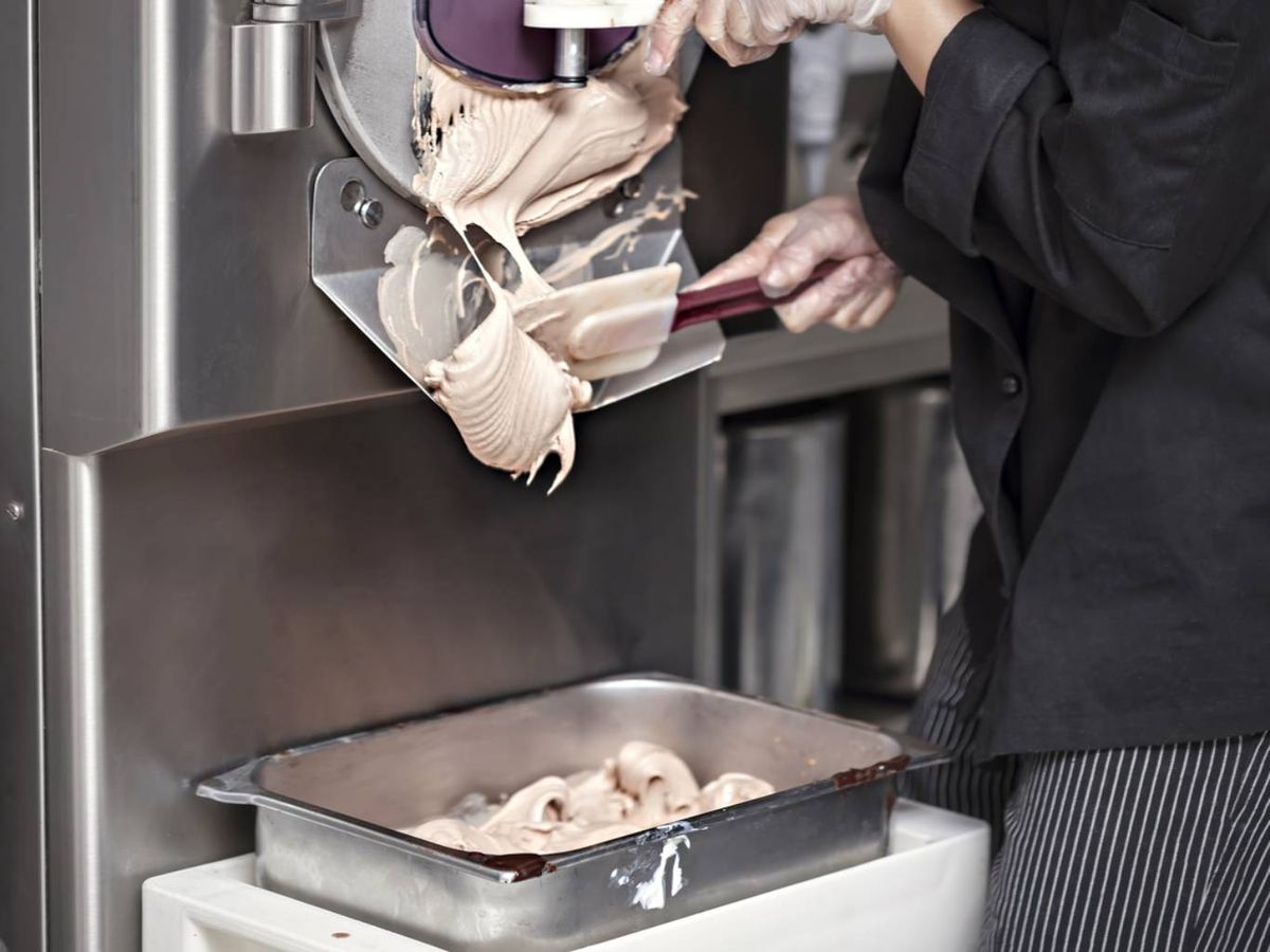 El helado industrial se elabora en grandes volúmenes con maquinaria automática.