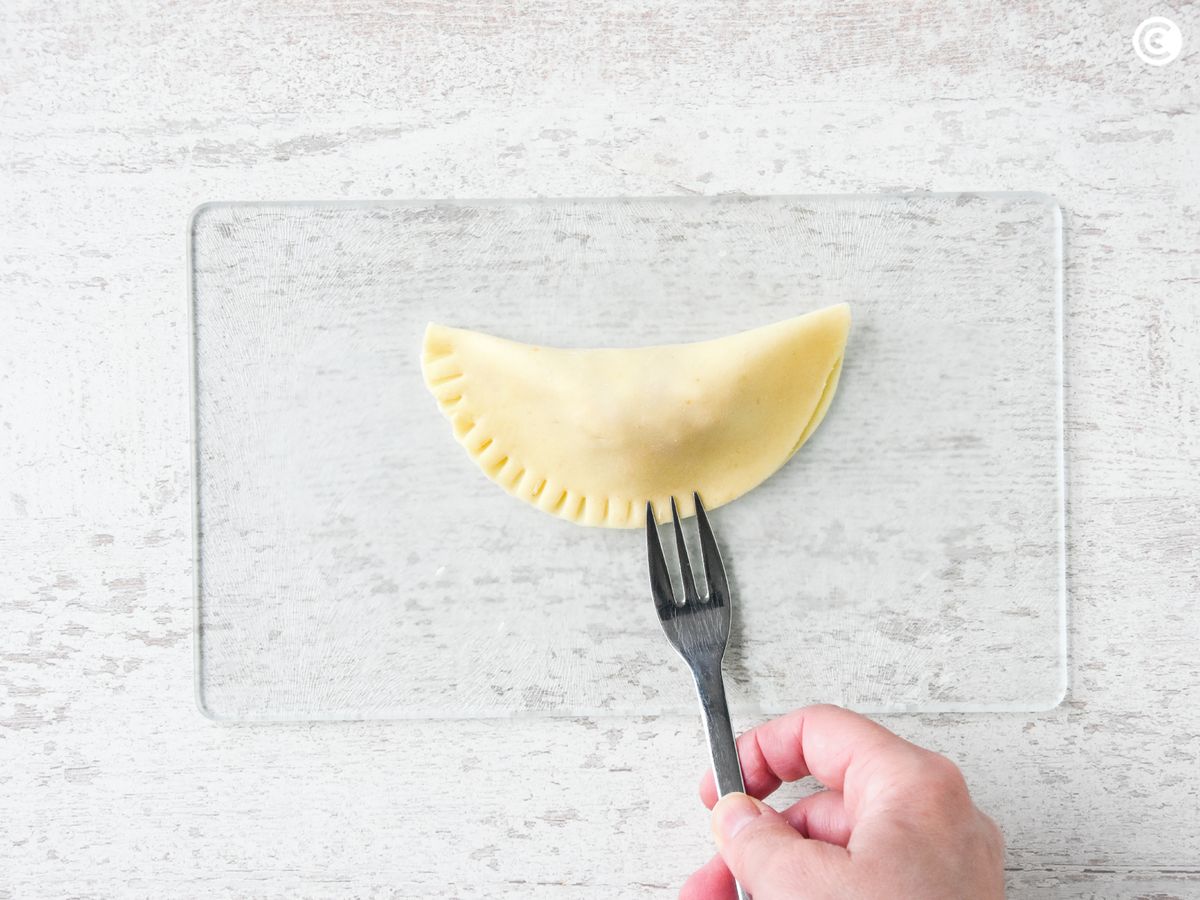 Cierra bien la oblea con ayuda de un tenedor