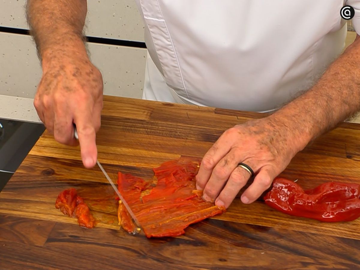 Saca la carne de los pimientos choriceros