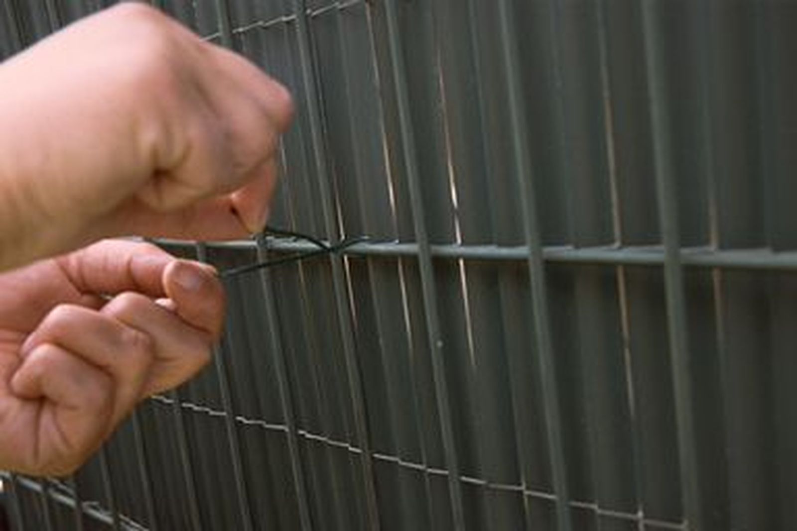 Forrar puerta metálica exterior con cañizo de plástico paso 4 Forrar puerta metálica exterior con cañizo de plástico paso 4