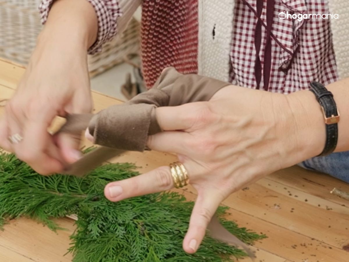 Crea un lazo bonito y resistente siguiendo este sencillo gesto con los dedos.