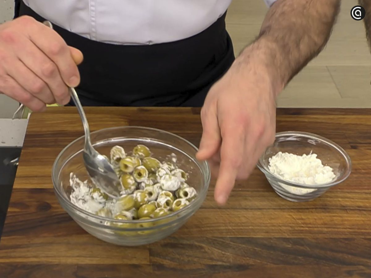 Cubre las aceitunas con una capa fina de harina de maíz