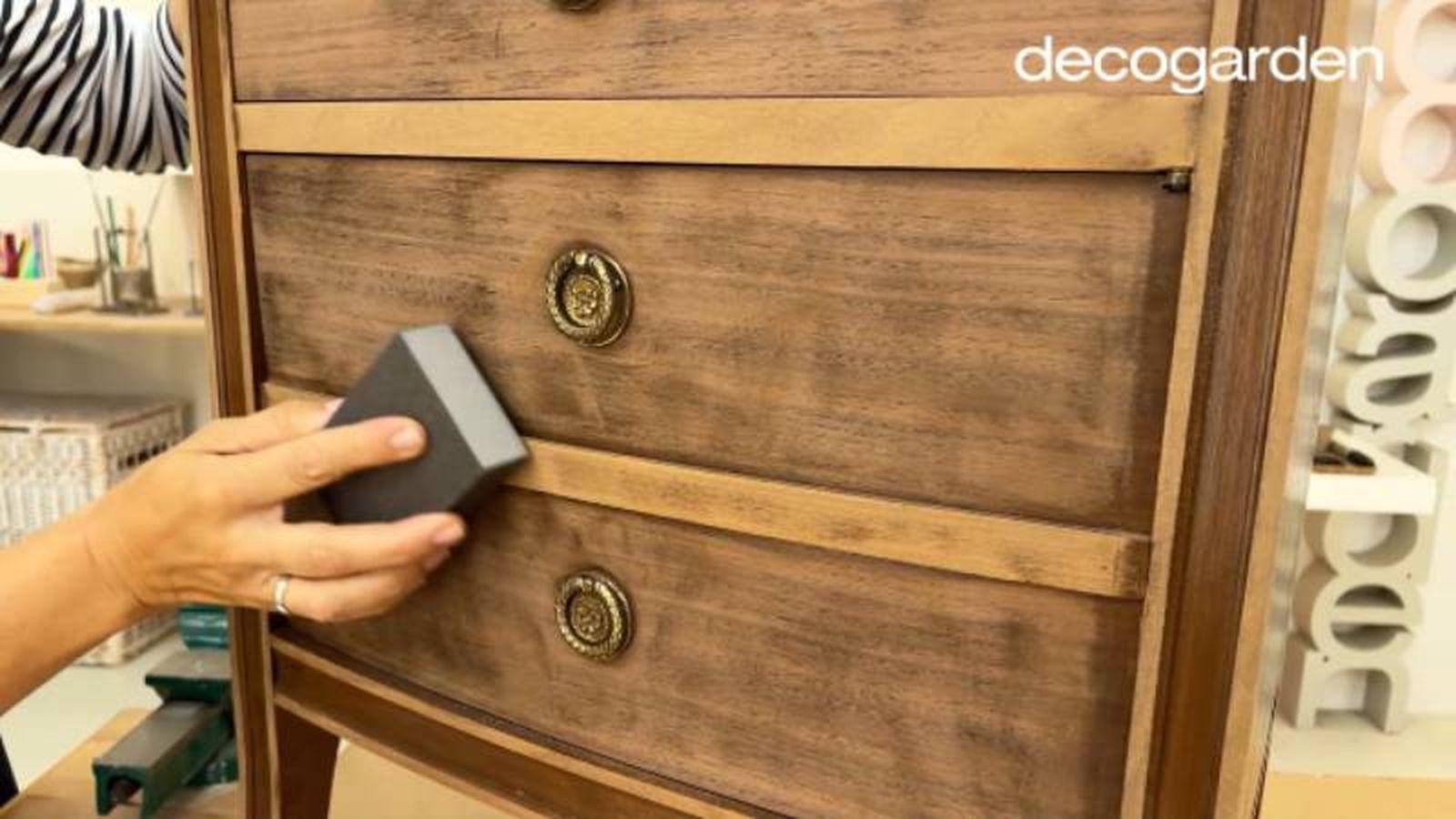Mano lijando un mueble antiguo de madera con una esponja de tiza. Mano lijando un mueble antiguo de madera con una esponja de tiza.