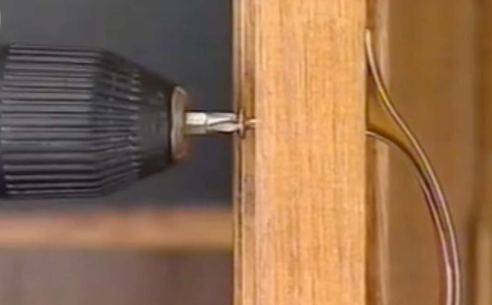 Cómo cambiar el pomo de un armario paso 9