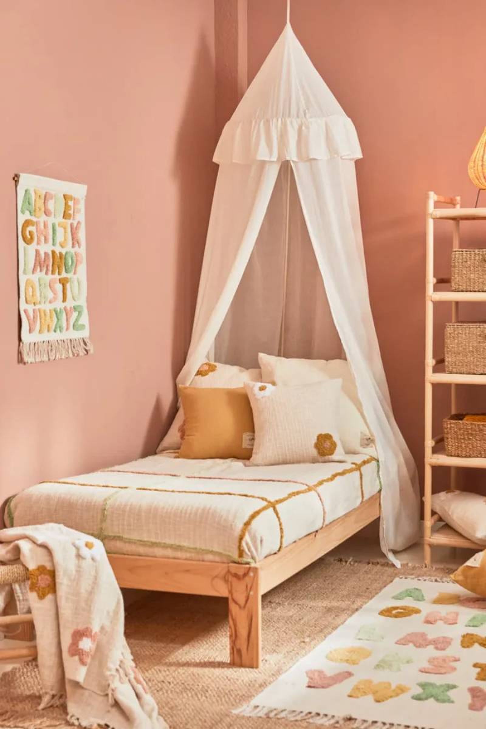 Dormitorio infantil con dosel. Dormitorio infantil con dosel.