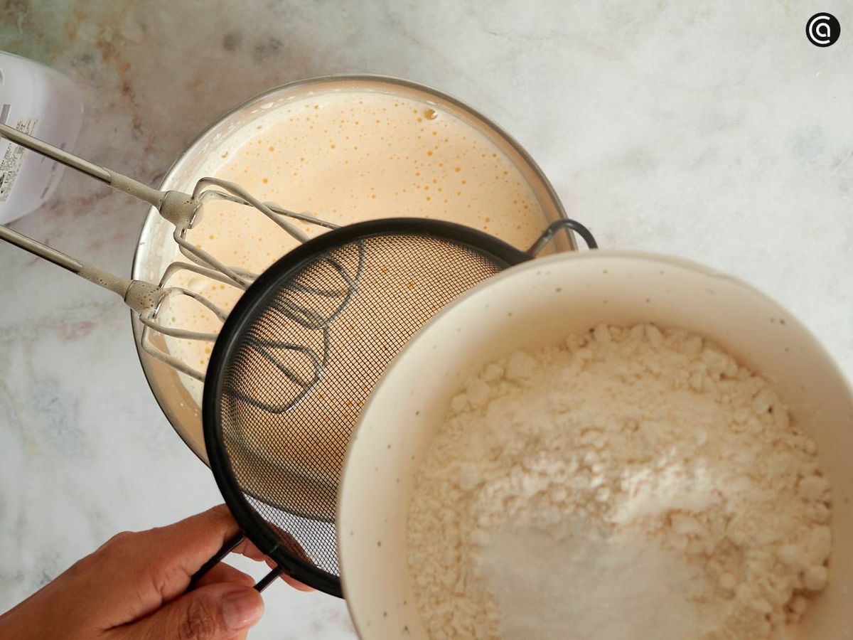 Agrega poco a poco la harina tamizada