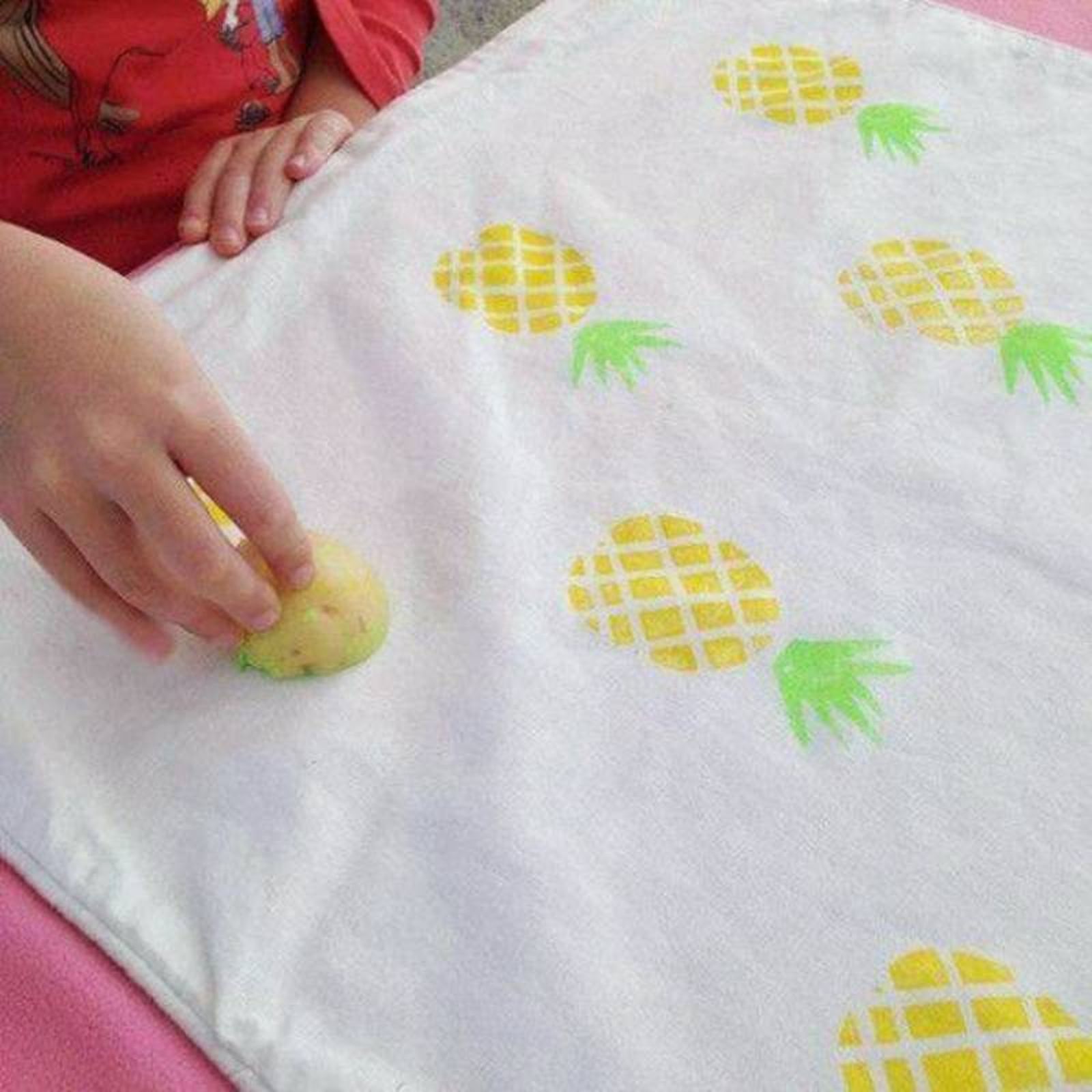 Niño pintando piñas en una tela. Niño pintando piñas en una tela.