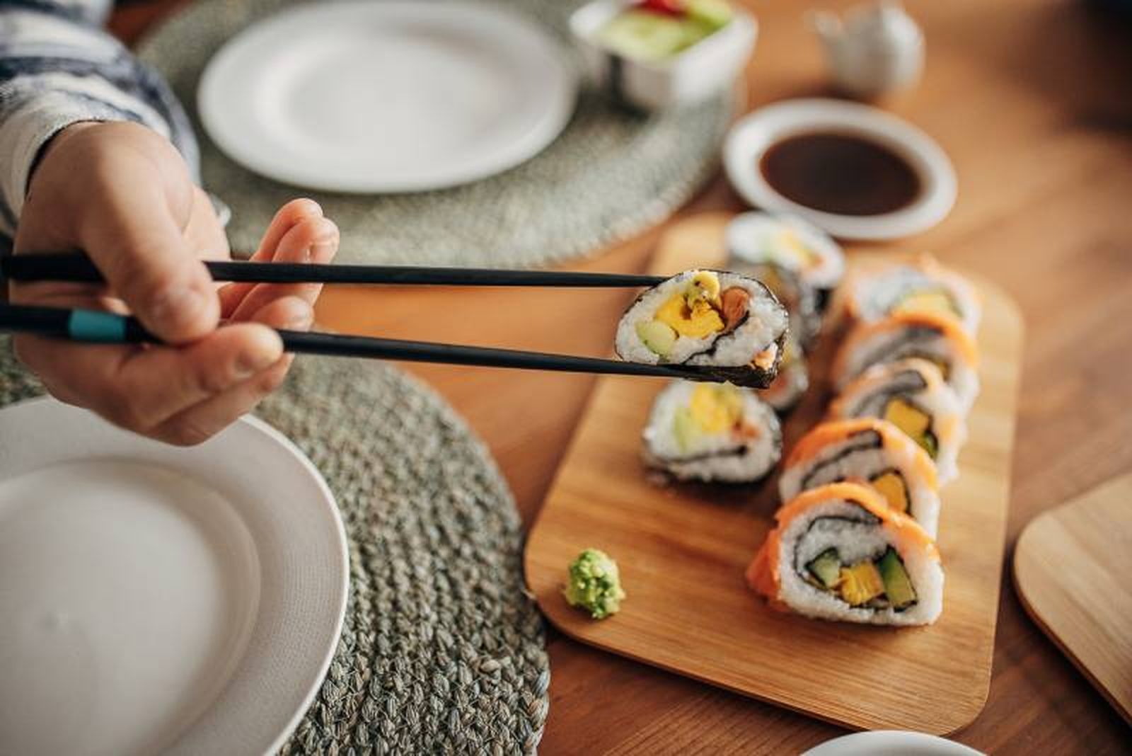 Muchos tipos de sushi como sashimi, makizushi o nigiri se comen con palillos Muchos tipos de sushi como sashimi, makizushi o nigiri se comen con palillos