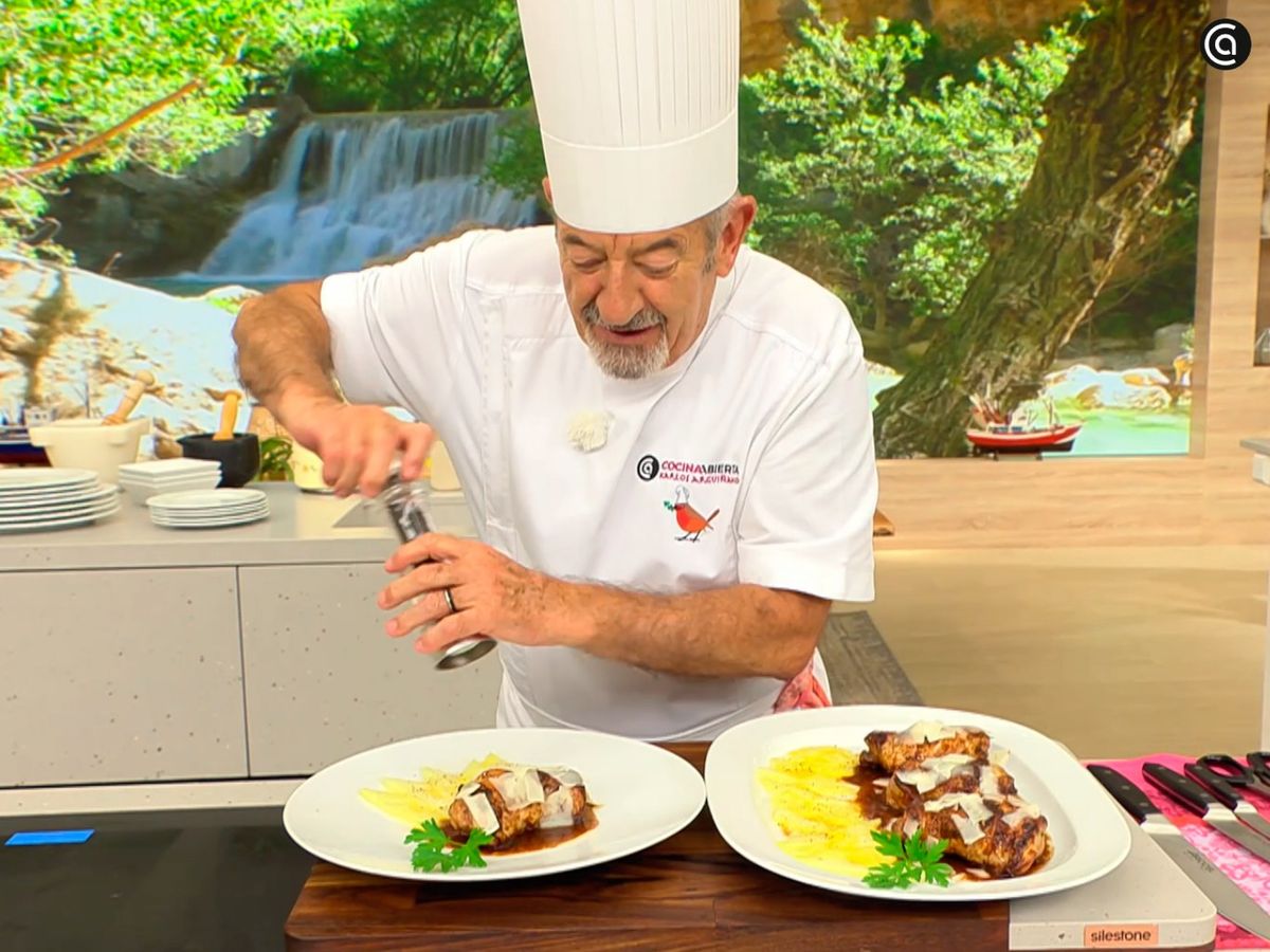 Espolvorea pimienta sobre el pollo teriyaki con carpaccio de melón