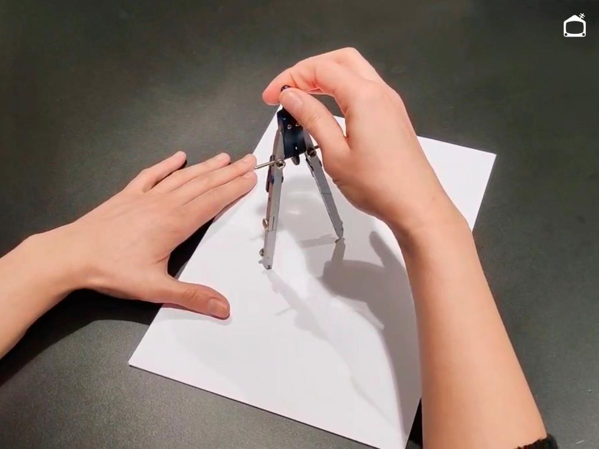 Hacer una circunferencia con un compás.