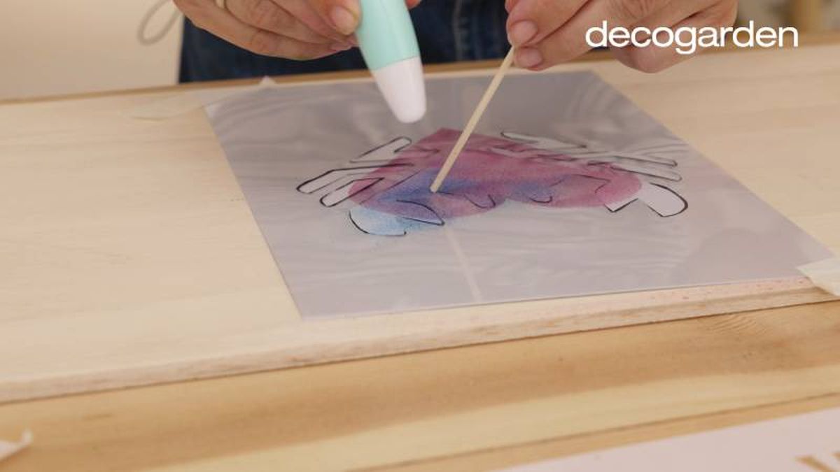 Agarrar la plantilla con un palillo para que no se mueva.