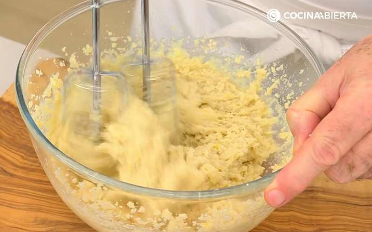 Mezcla los ingredientes para hacer mazapanes