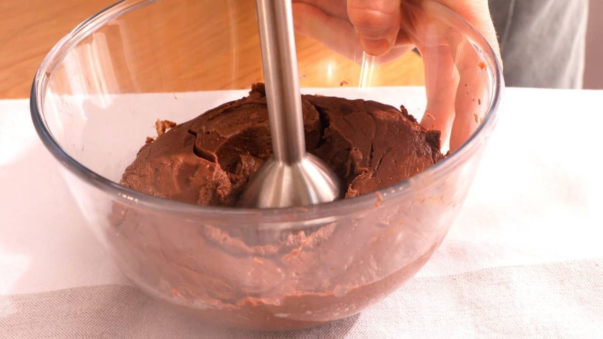 Bate la crema de chocolate fría para conseguir una textura ligera y suave antes de servir