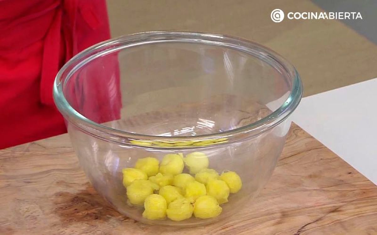 Con un sacabolas, haz bolas de piña para la ensalada