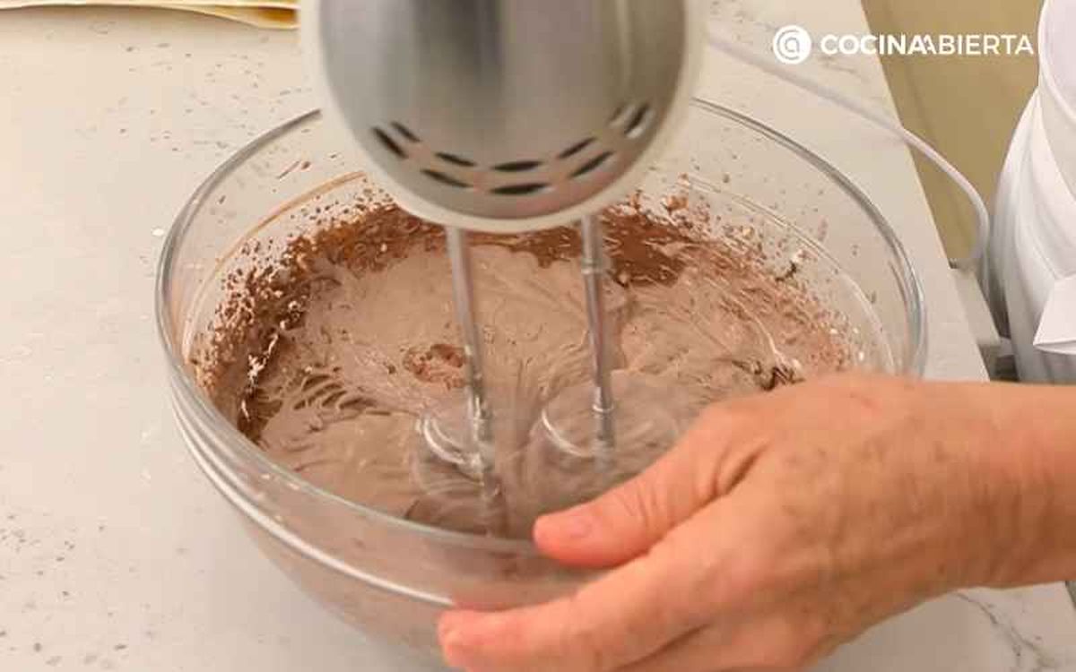 Monta los ingredientes con la batidora de varillas eléctrica