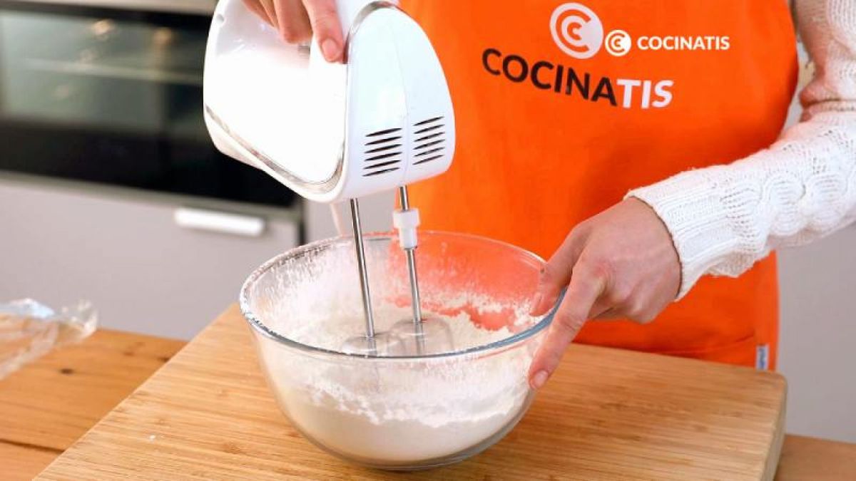 Incorporamos la mezcla de mantequilla a la harina y remueve