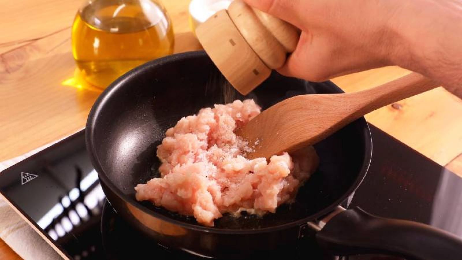 Saltear el pollo picado con aceite de oliva, sal y pimienta potencia su sabor y le da un toque delicioso a las croquetas de pollo Saltear el pollo picado con aceite de oliva, sal y pimienta potencia su sabor y le da un toque delicioso a las croquetas de pollo