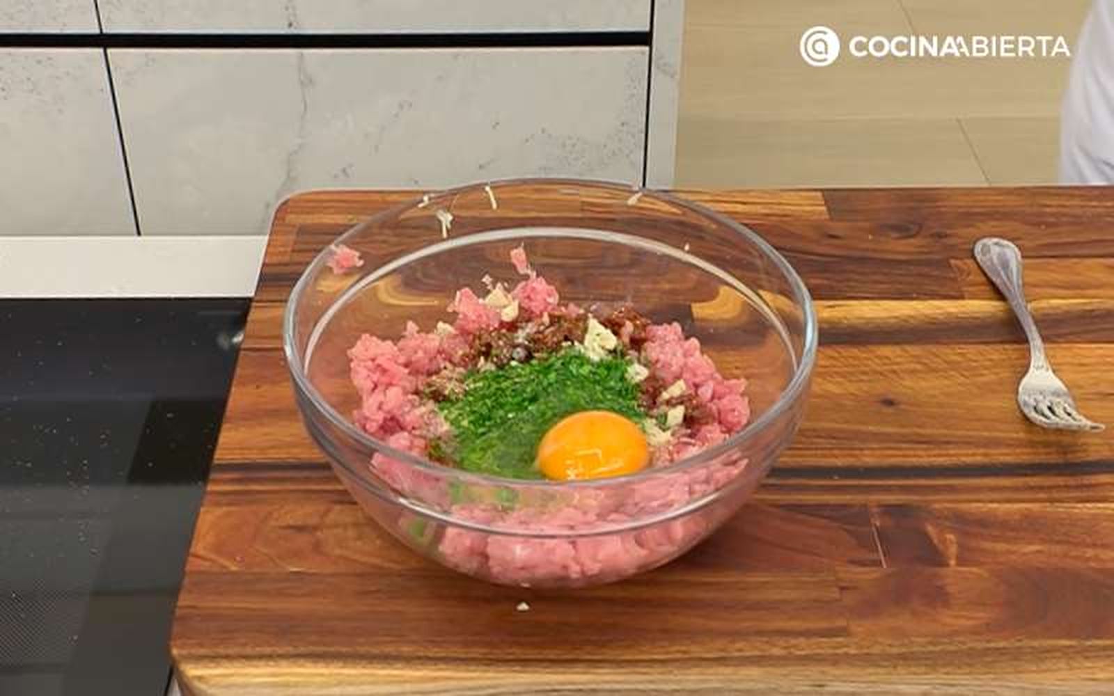 Pon los ingredientes para hacer las albóndigas en un bol