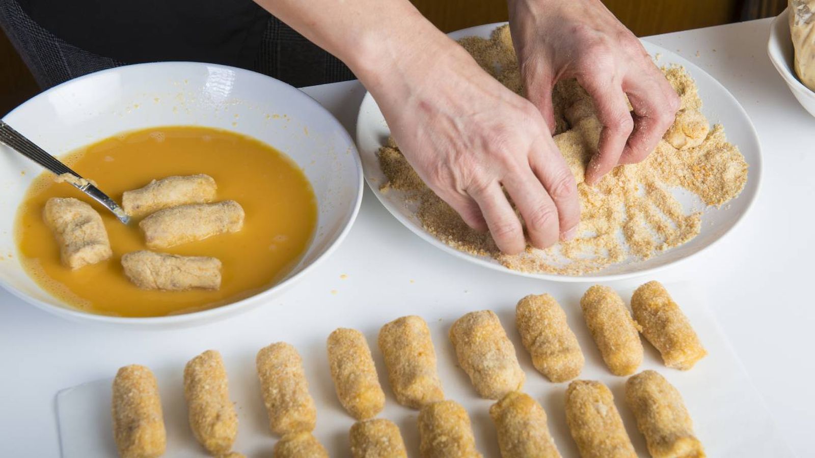 El rebozado manual y las formas irregulares son señales claras de una croqueta casera auténtica.