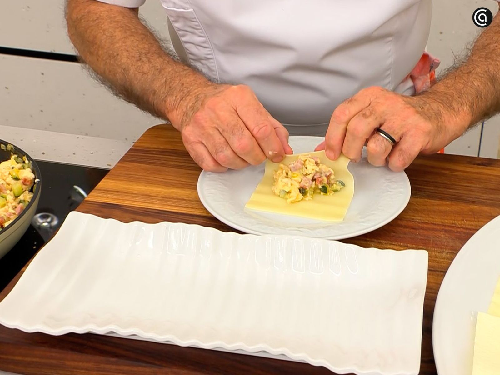 Coloca el relleno sobre las láminas y enrolla Coloca el relleno sobre las láminas y enrolla