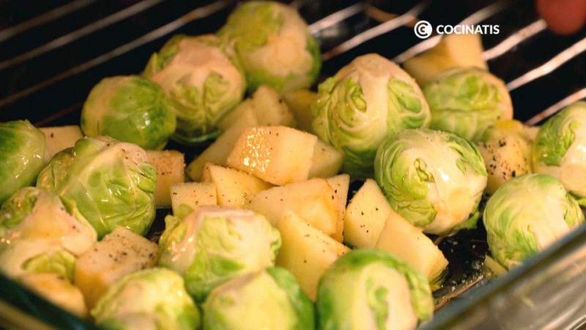 Hornea las coles de Bruselas y la manzana