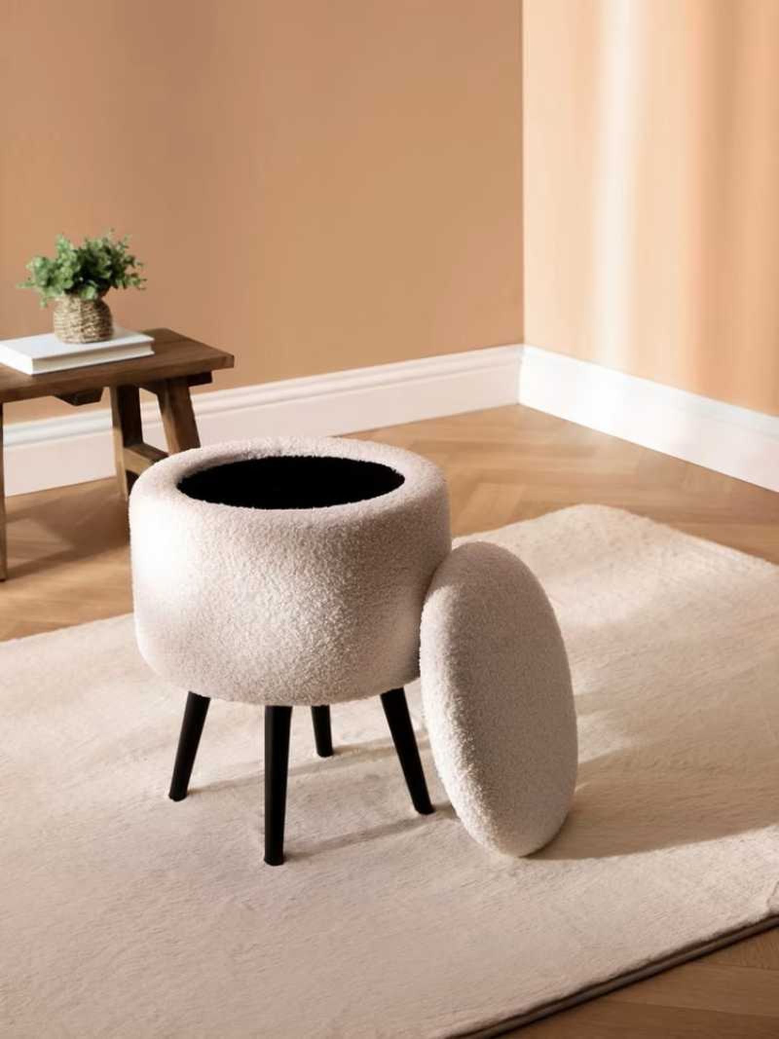 Taburete almacenamiento bouclé. Taburete almacenamiento bouclé.