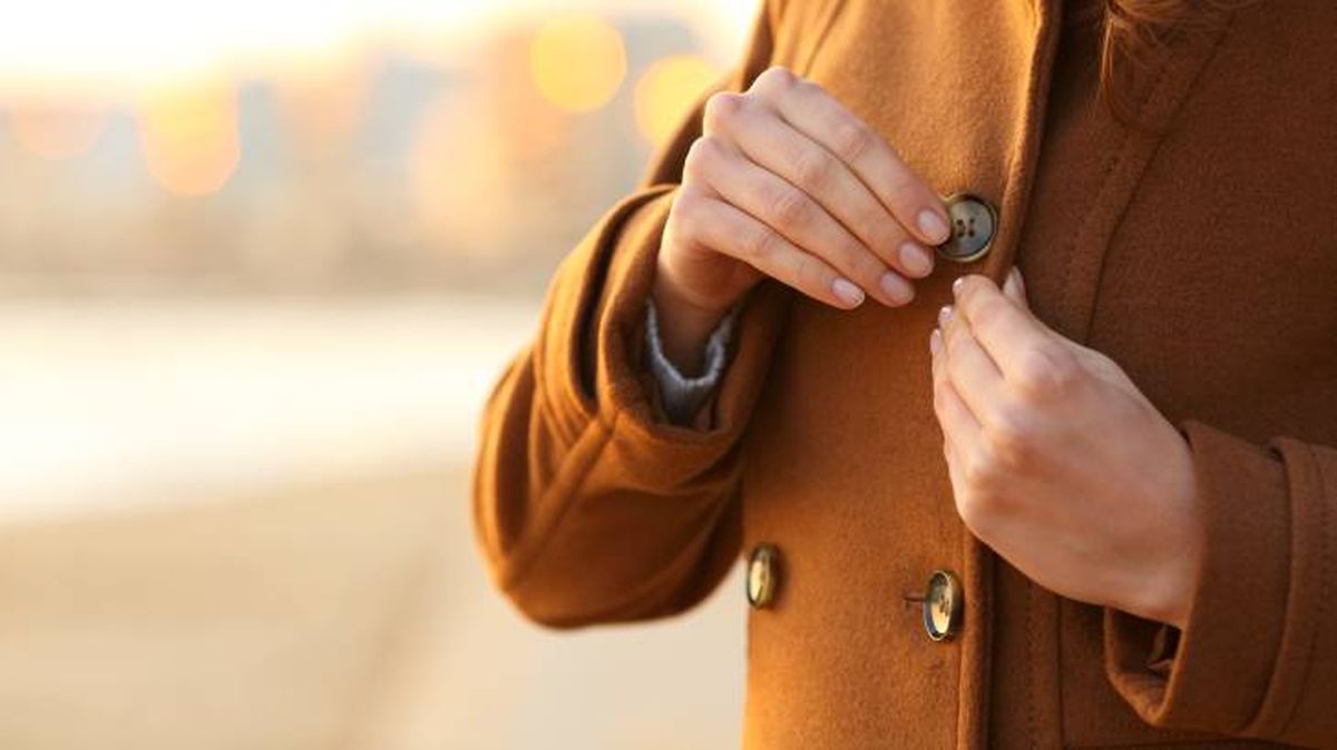 como elegir un abrigo que estilice botones