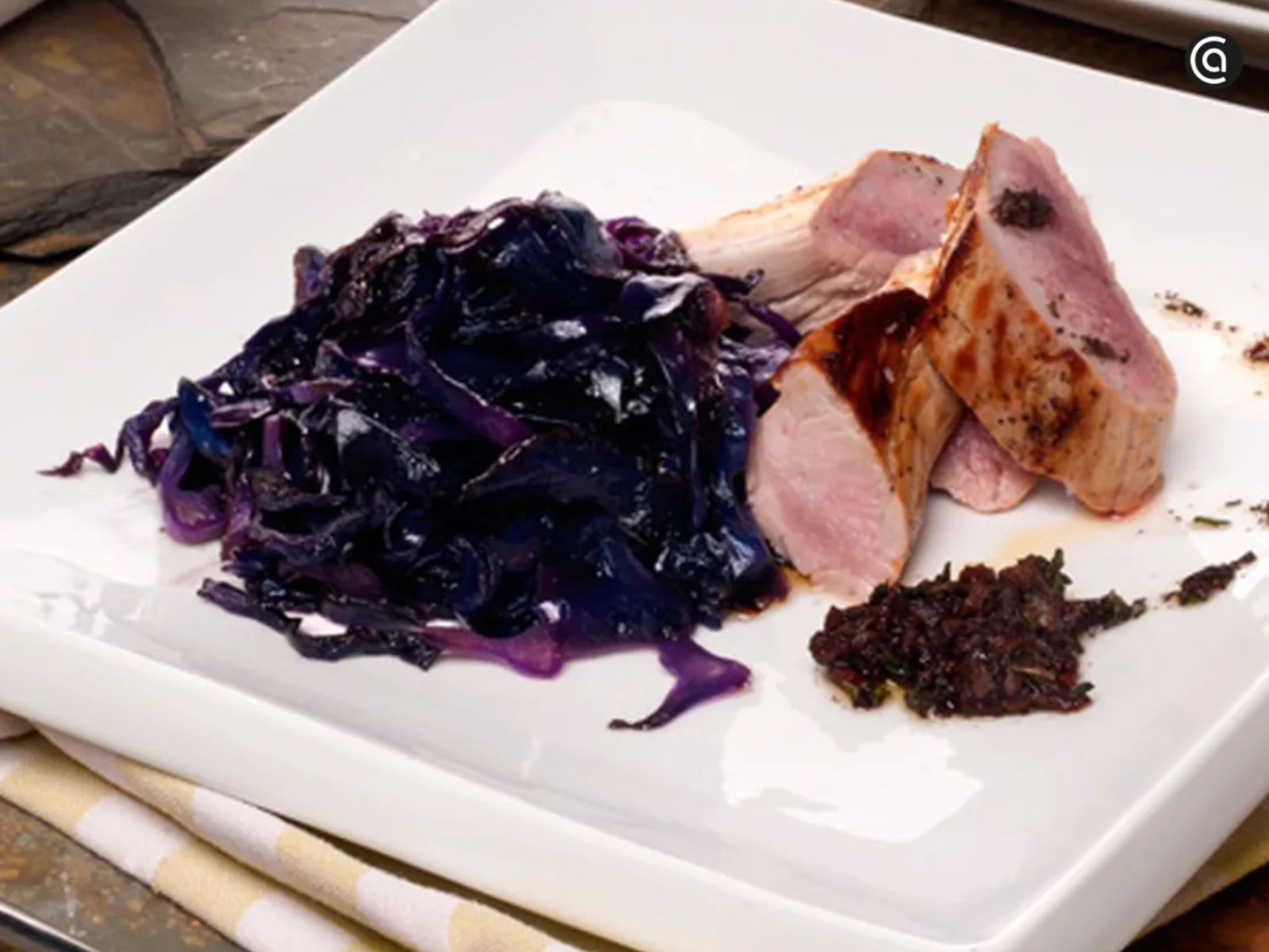 Una propuesta sorprendente: solomillo de cerdo con salsa garum, un condimento de origen romano lleno de umami.