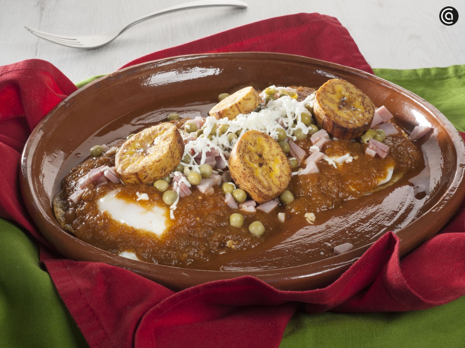 Huevos motuleños, un plato tradicional de la cocina mexicana