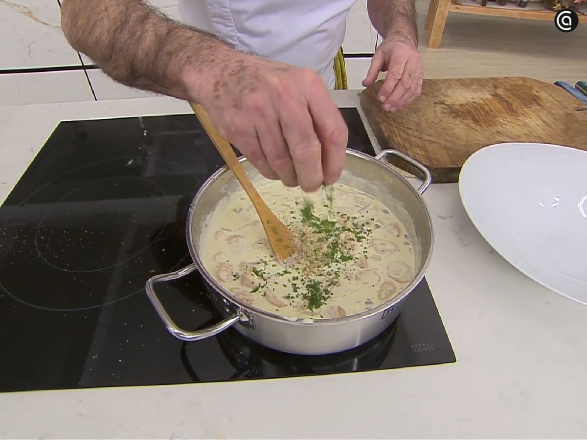 Incorpora los ñoquis de calabaza a la salsa carbonara, salpimenta y añade el perejil