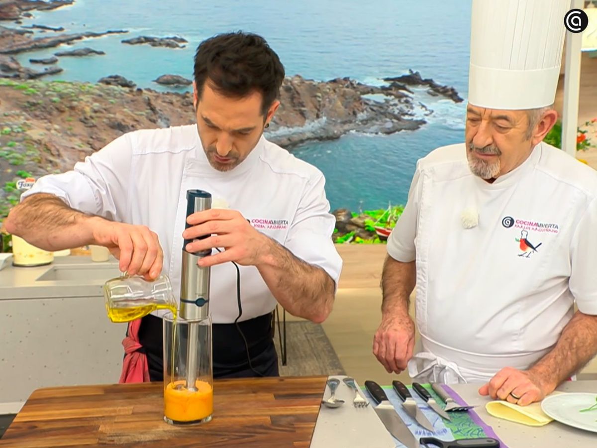 Emulsiona los ingredientes para preparar la mayonesa de sriracha