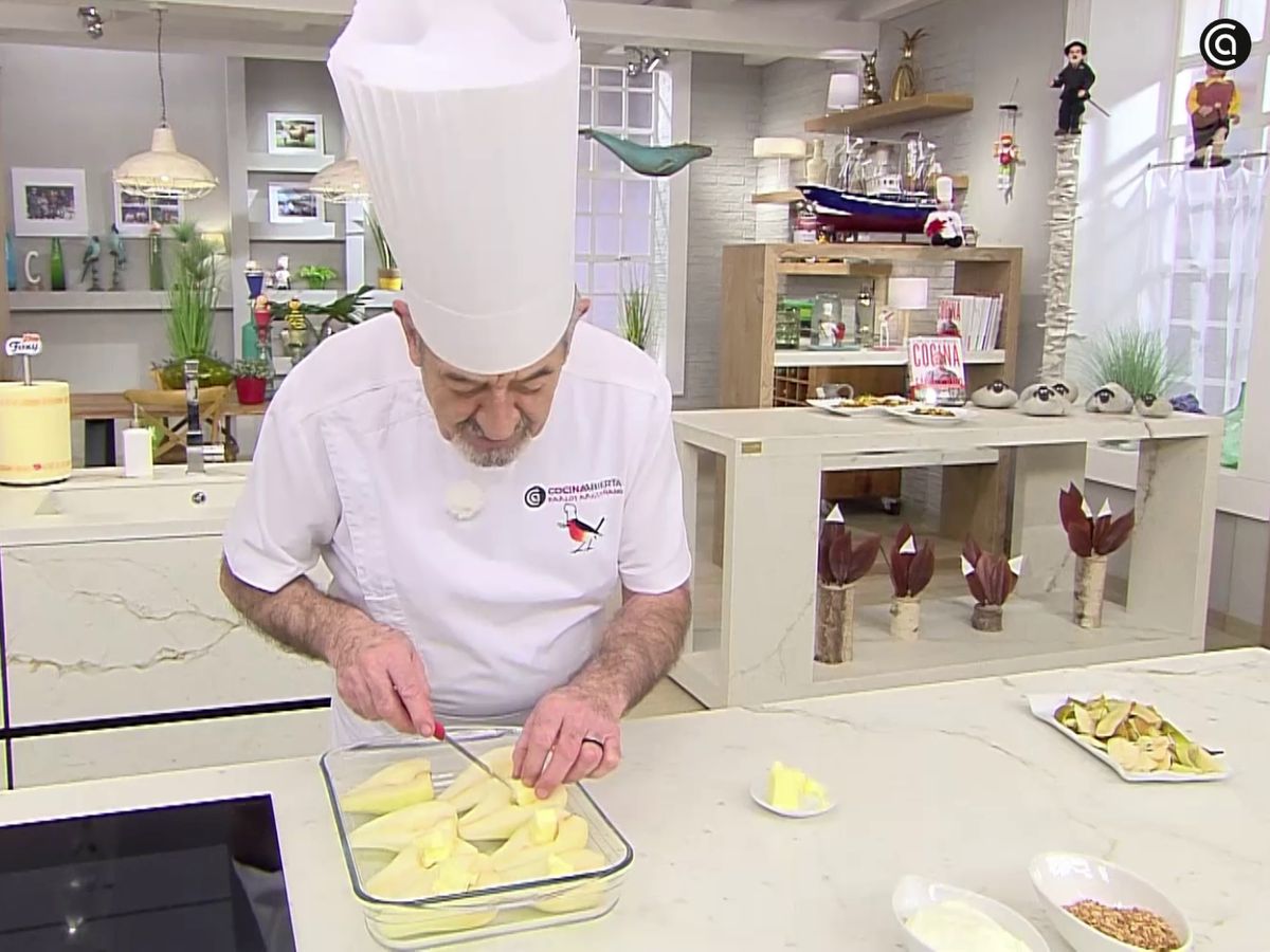 Precalienta el horno a 180º mientras preparas las peras en la bandeja