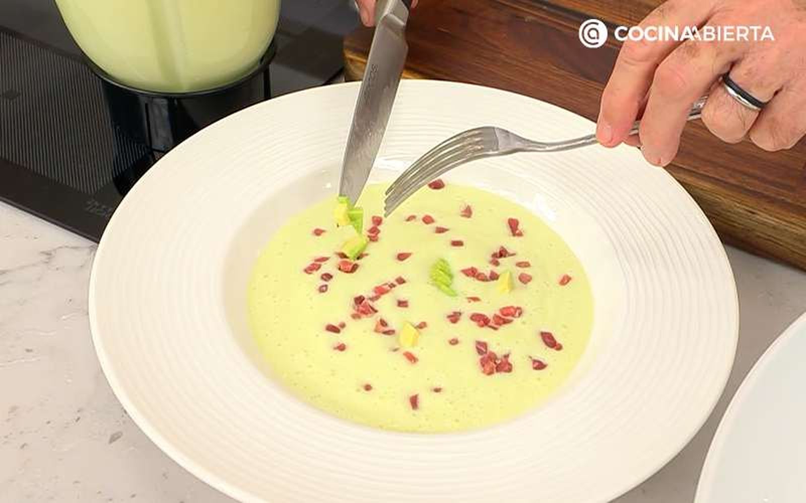Acompaña la sopa fría de melón y aguacate con jamón Acompaña la sopa fría de melón y aguacate con jamón