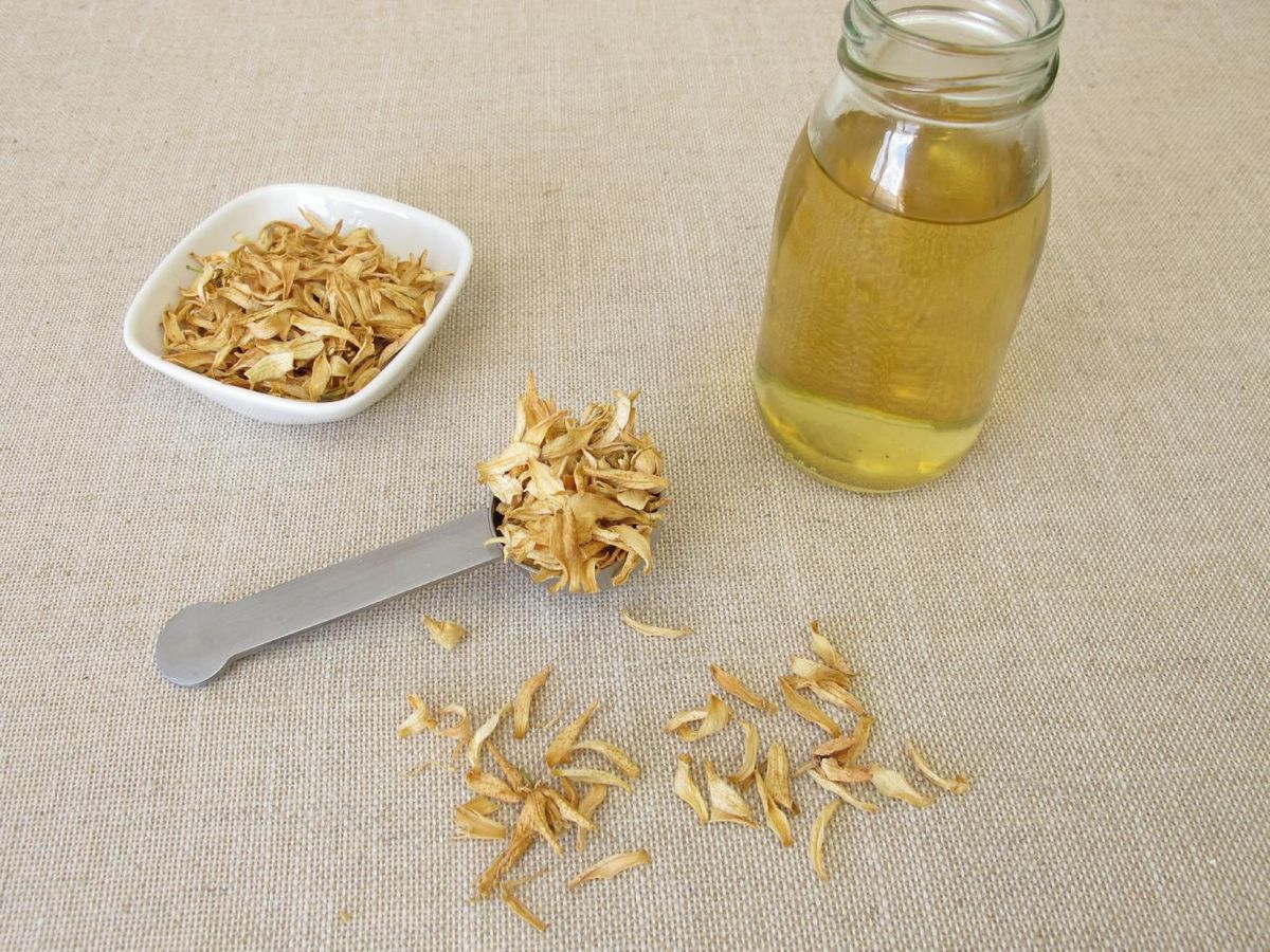 El agua de azahar se obtiene de la flor del naranjo