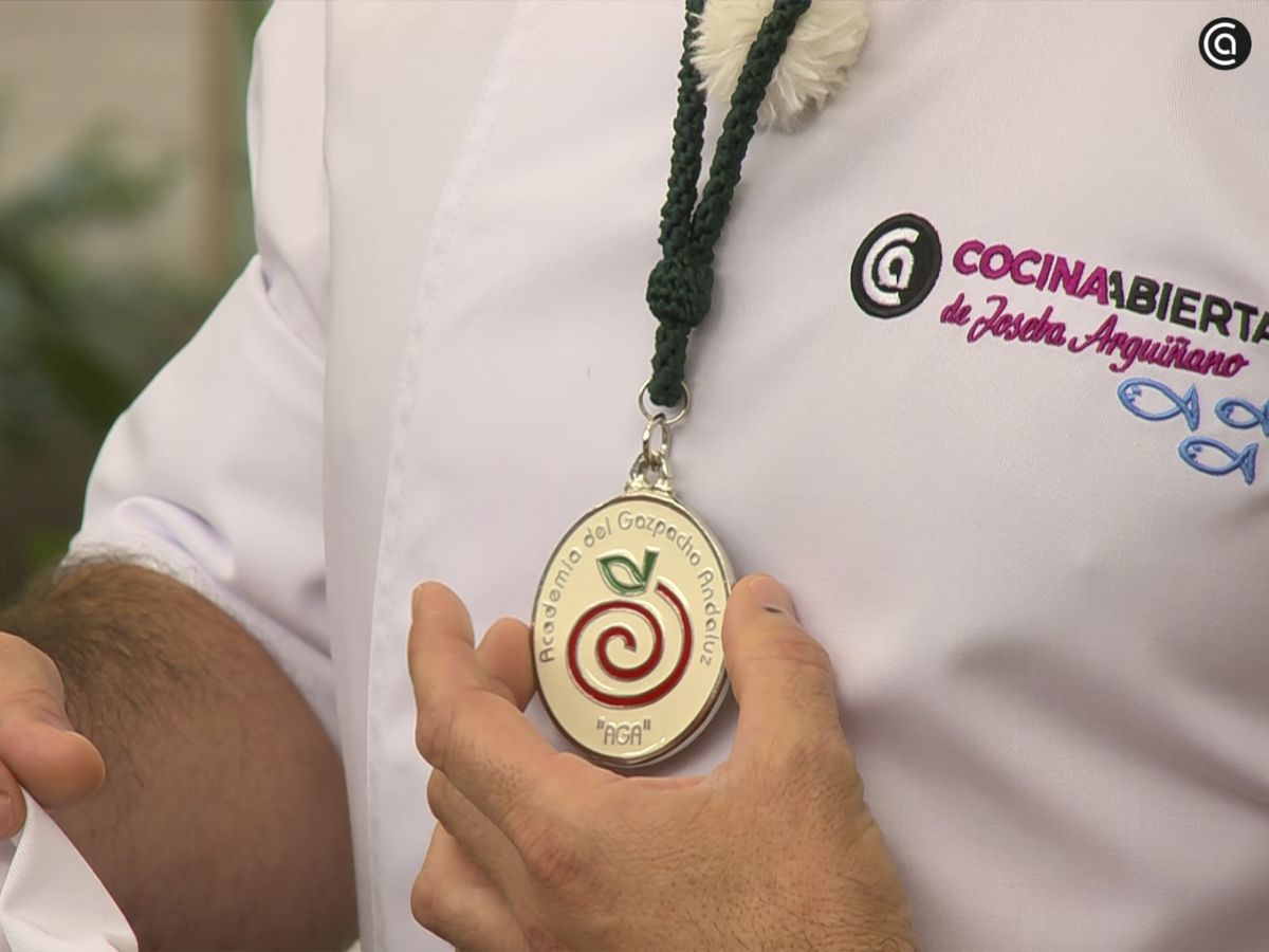 Joseba Arguiñano luce con orgullo la medalla de académico de AGA