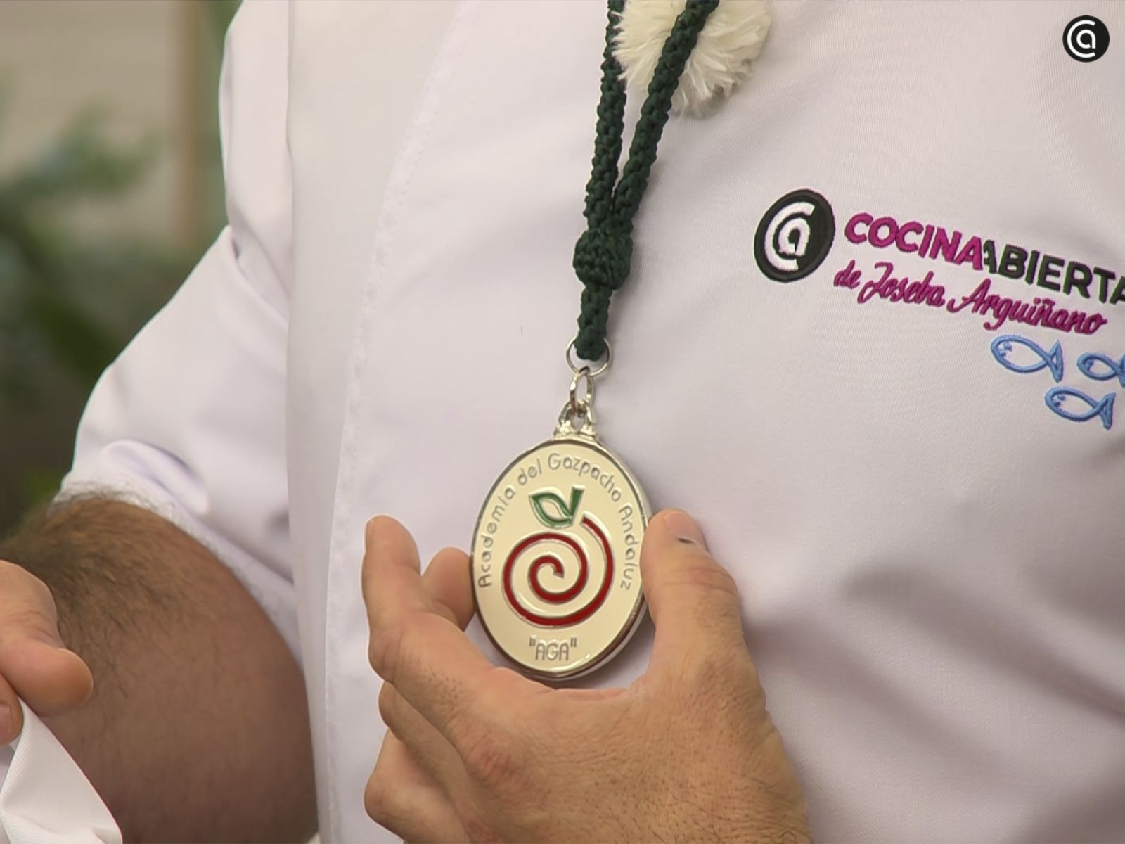 Joseba Arguiñano luce con orgullo la medalla de académico de AGA