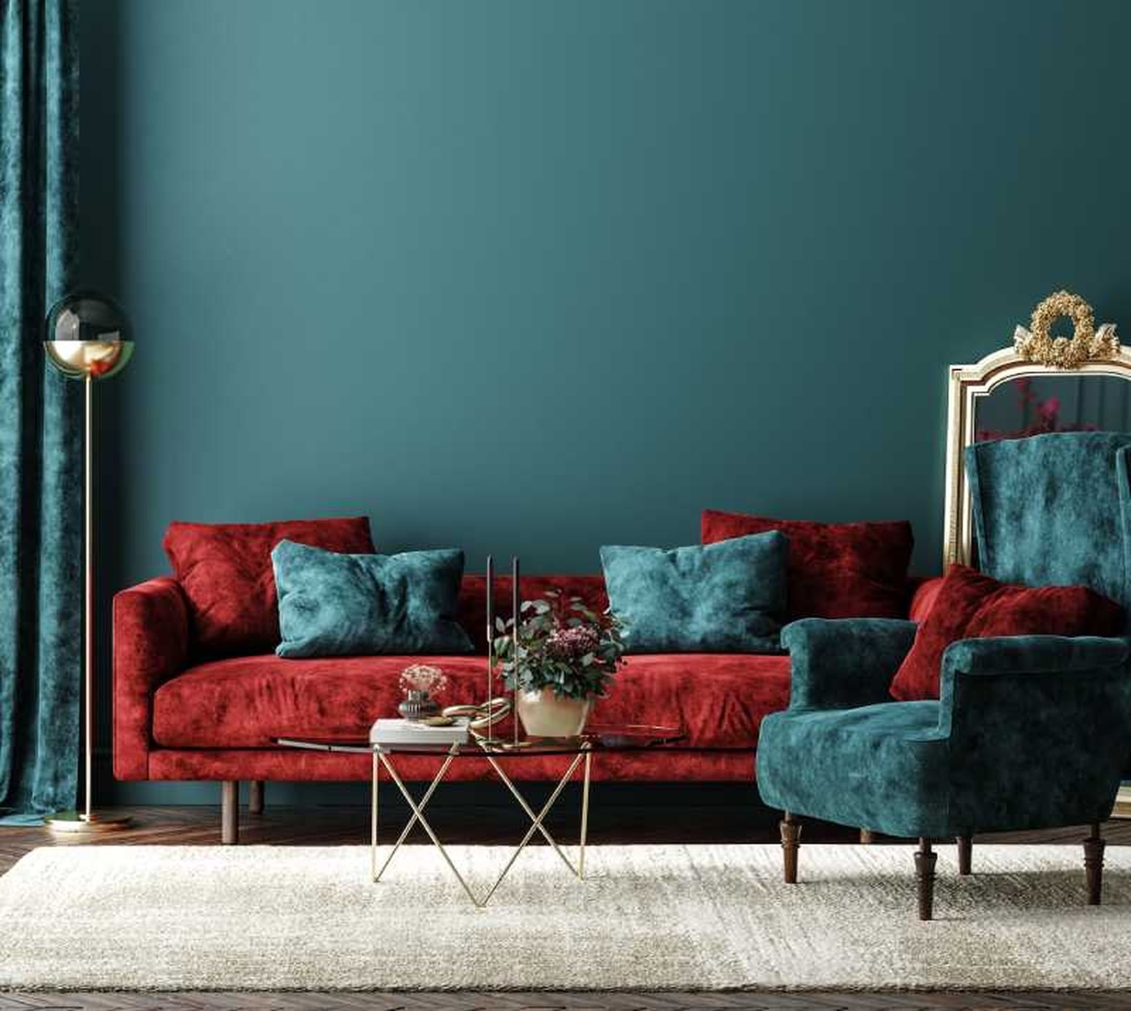 Salón azul con sofá de terciopelo en rojo Oporto.