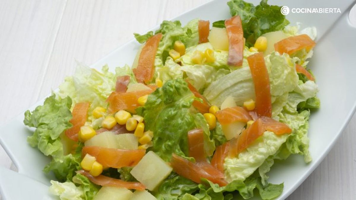 Ensalada de patata, lechuga y trucha ahumada